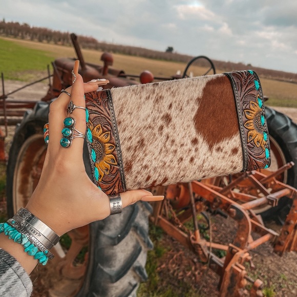Tooled Leather and Cowhide Clasp Large Womens Western Fashion Wallet - Picture 2 of 4
